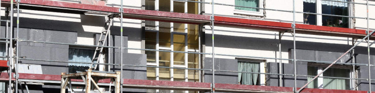Mehrfamilienhaus mit Gerüst zur Außendämmung