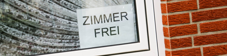 Fenster mit Schild "Zimmer frei"