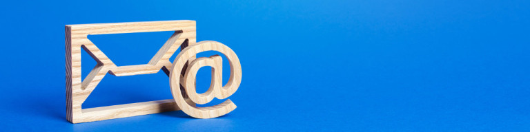 E-Mail Symbole vor blauem Hintergrund