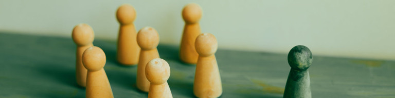 Symbolbild: Farbige Spielfiguren als Abstimmung