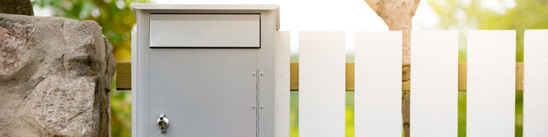 Briefkasten an Holzzaun