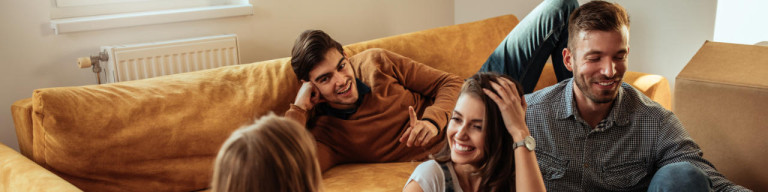 Junge Menschen zusammen auf einer Couch