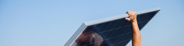Mann trägt Photovoltaik-Panel