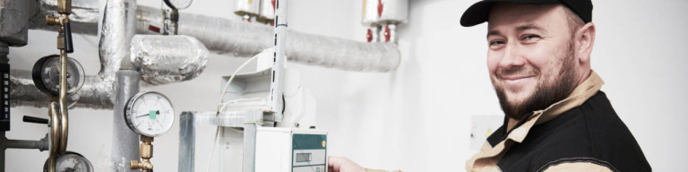 Techniker repariert Messgerät