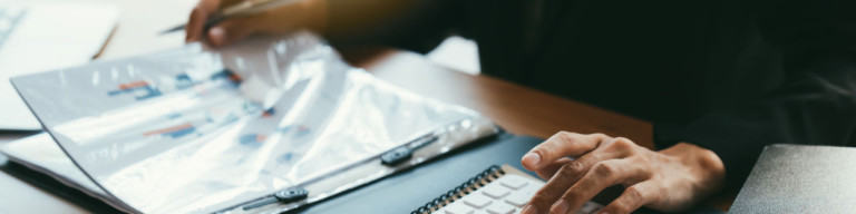 Mann mit Taschenrechner bei Abrechnung