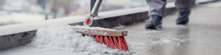 Winterdienst kehrt Schnee zur Seite
