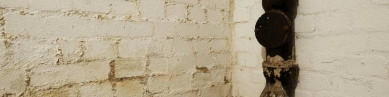 Altes Abwasserrohr im Keller eines Hauses