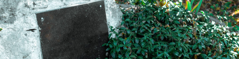 Gedenkstein in einem Garten