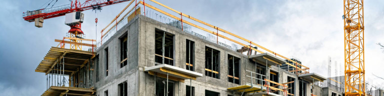 Neubau mit Krank im Hintergrund