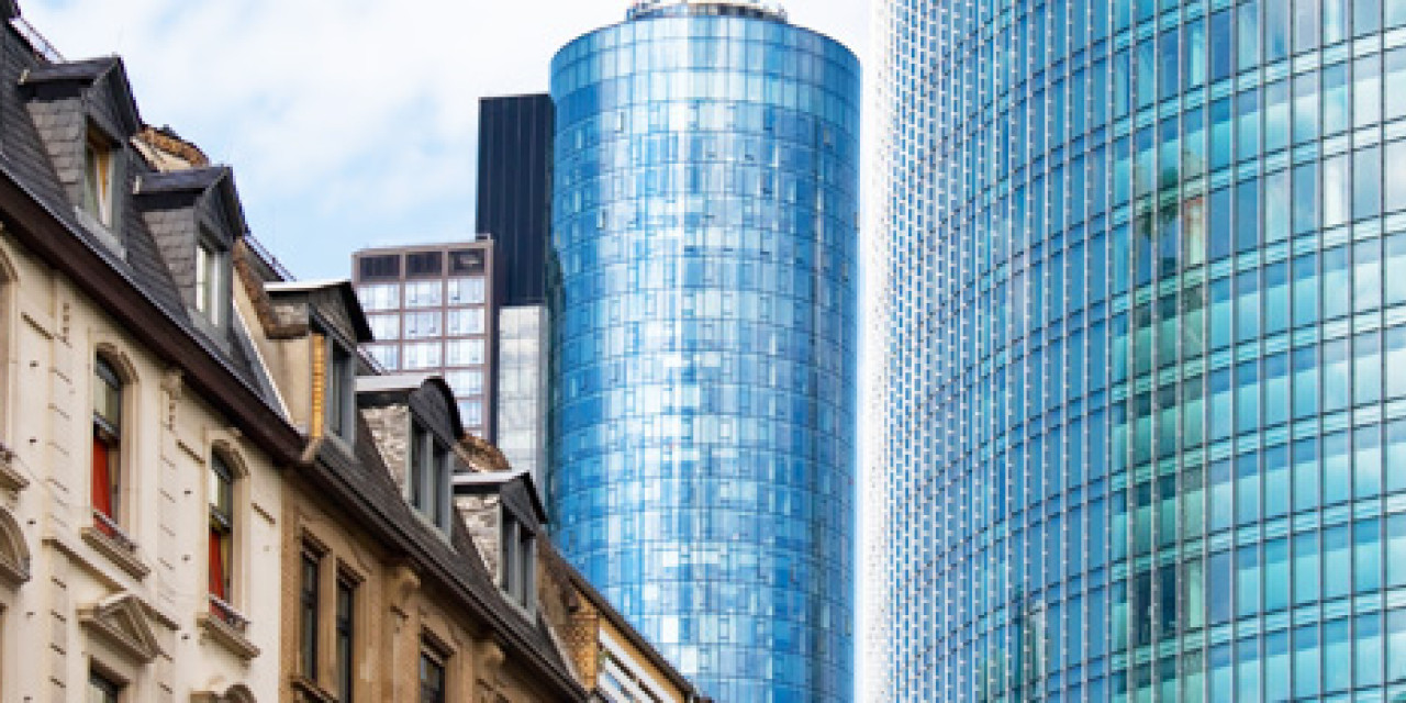 Frankfurt am Main Gründerzeitbauten vor Hochhäusern