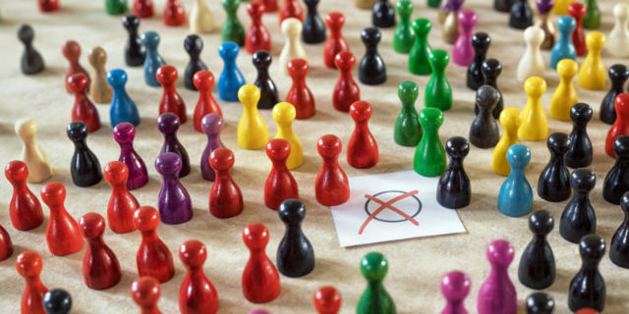 Mitgliederbarometer Haus & Grund Frankfurt am Main e.V. Viele farbige Spielfiguren scharen sich um ein Wahlkreuz in der Mitte