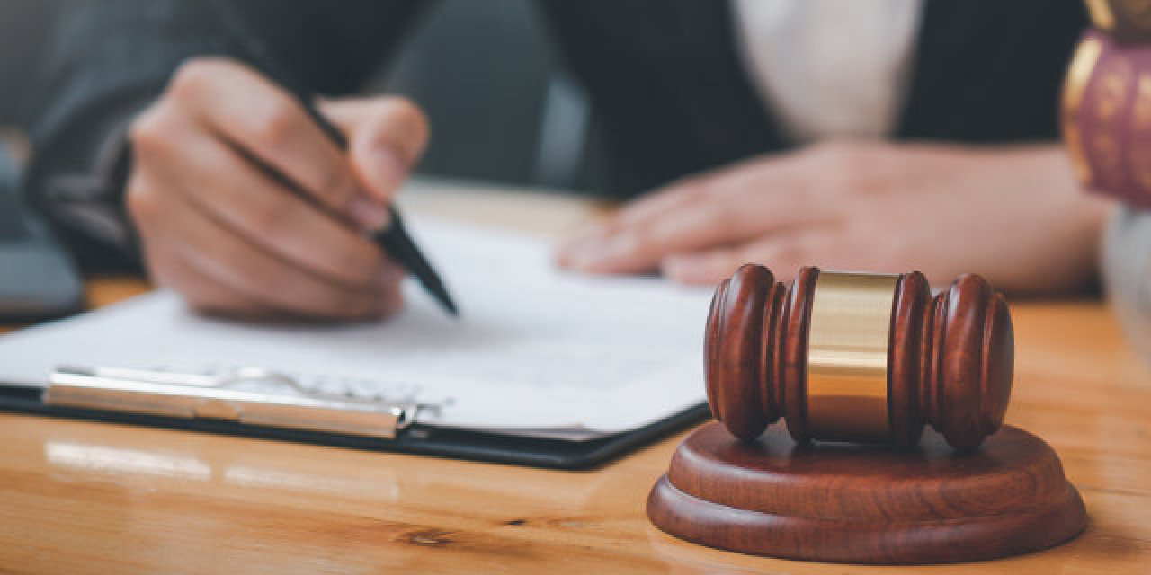 Richter mit Klageschrift