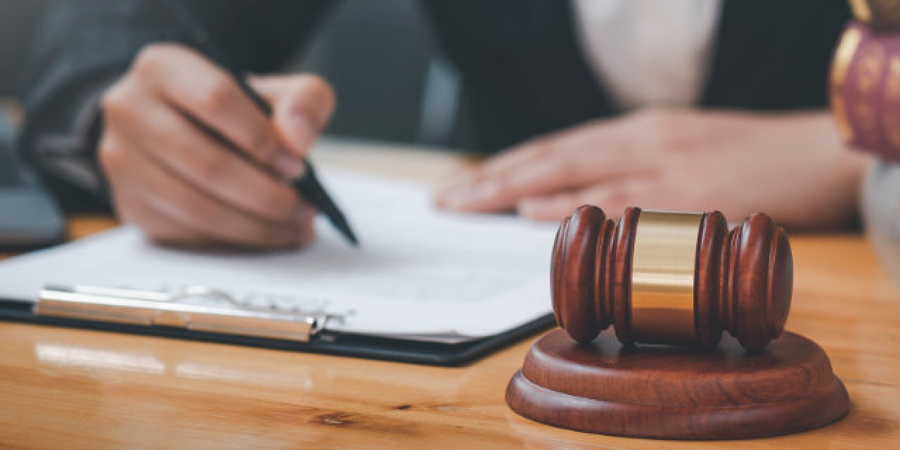 Richter vor Unterlagen