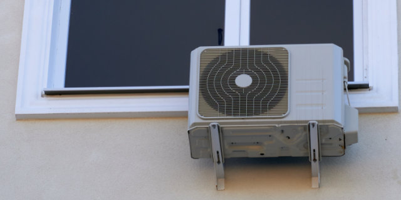 Klimaanlage an Gebäudewand