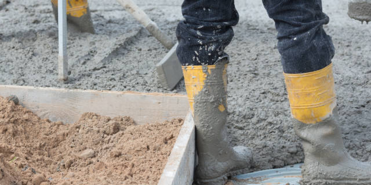 Zement wird in Fundament gegossen