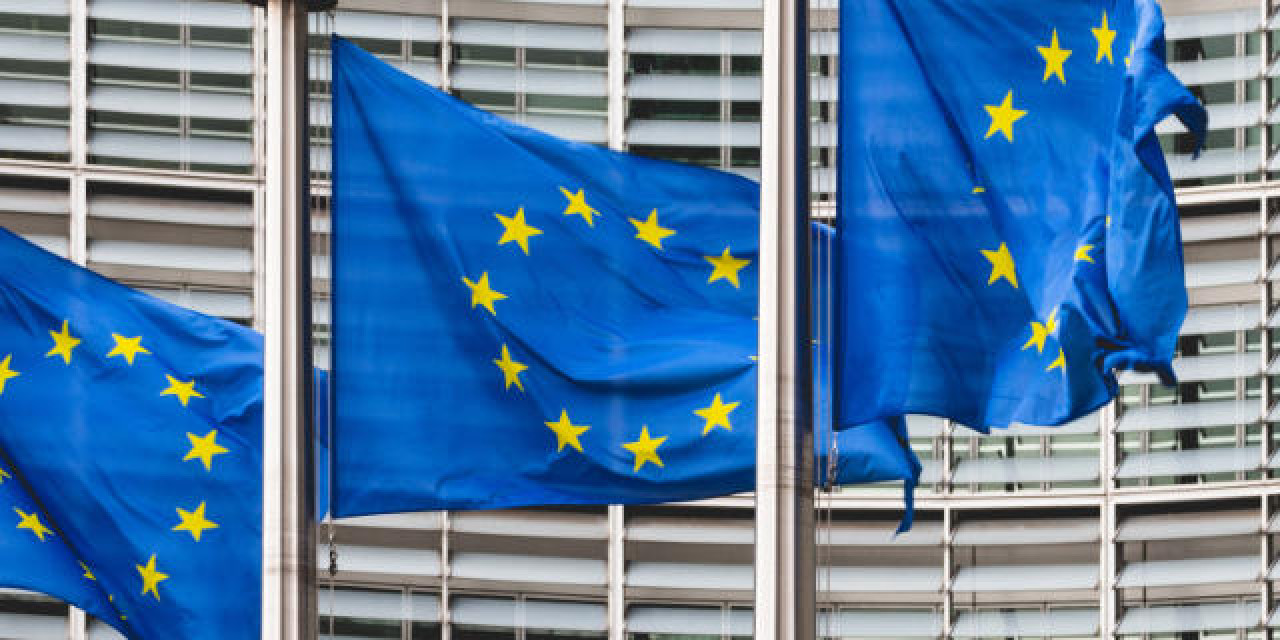 EU Flaggen vor dem Gebäude der EU-Kommission