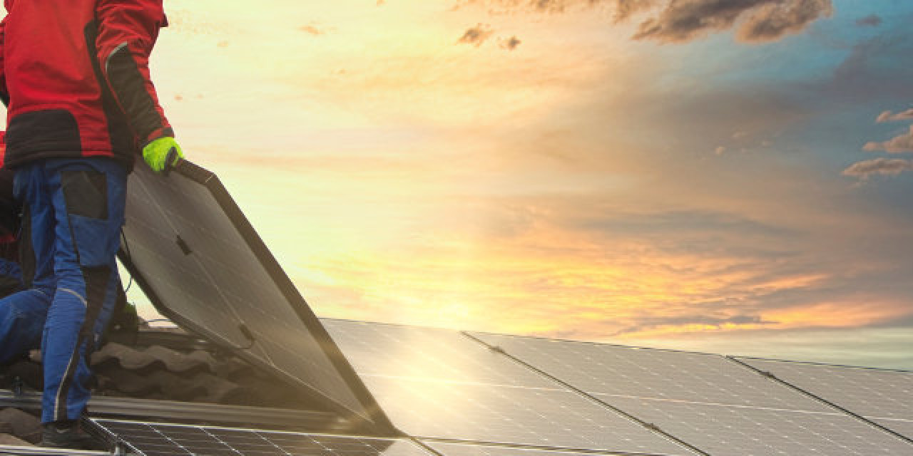 Photovoltaik wird auf Hausdach installiert