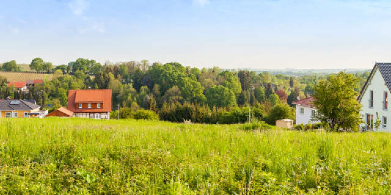 Grundstück mit Wiese vor Einfamilienhäusern