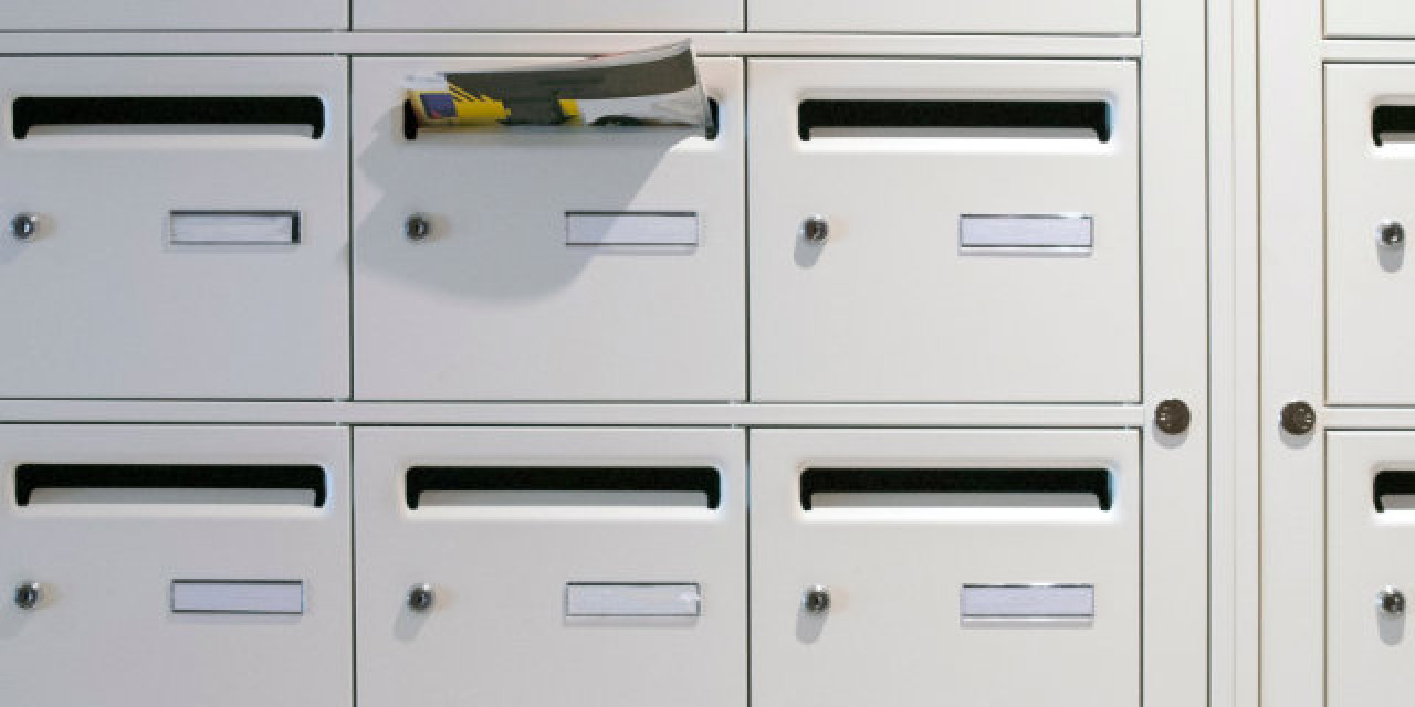 Briefkästen in Mehrfamilienhaus