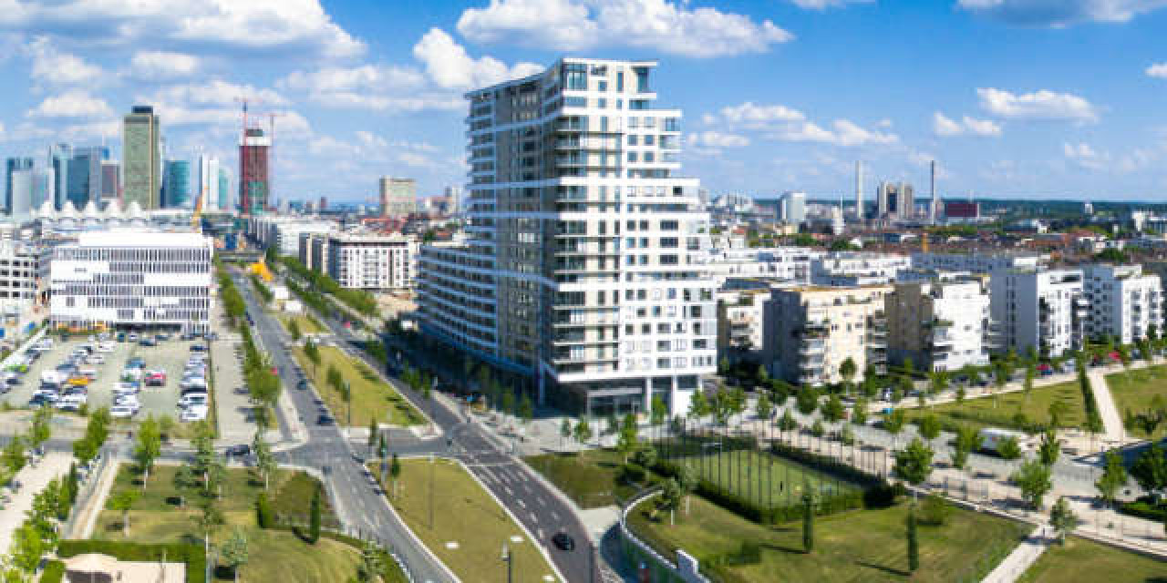 Neubauten vor der Skyline von Frankfurt am Main Neubauten vor der Skyline von Frankfurt am Main