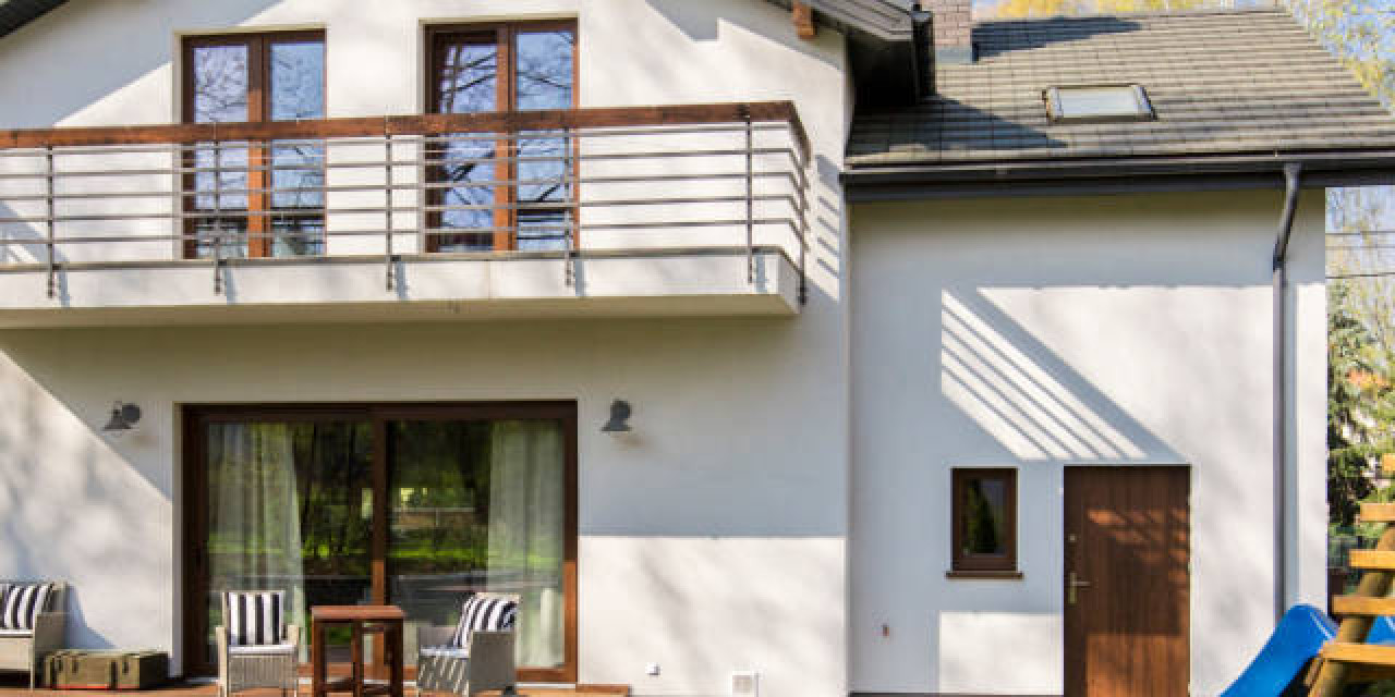 Einfamilienhaus mit Garten und Kinderrutsche