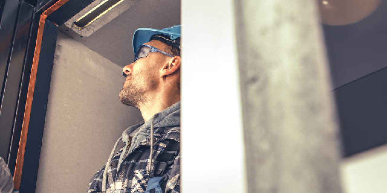 Handwerker bei der Installation eines Aufzugs