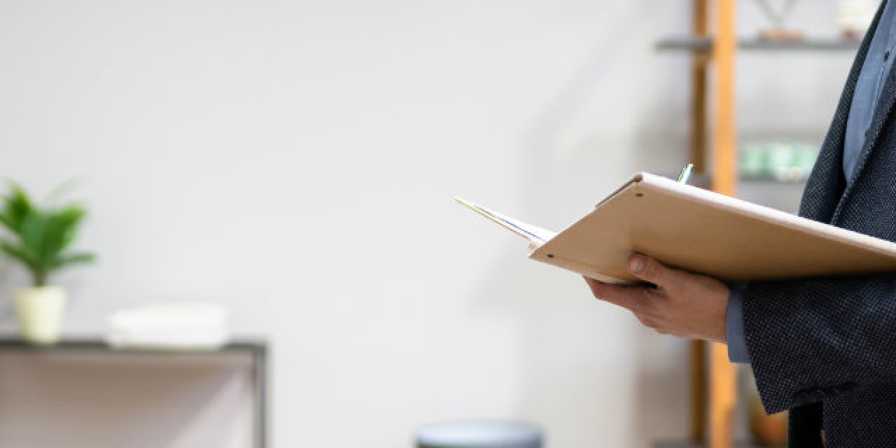 Verwalter im Anzug mit Unterlagen