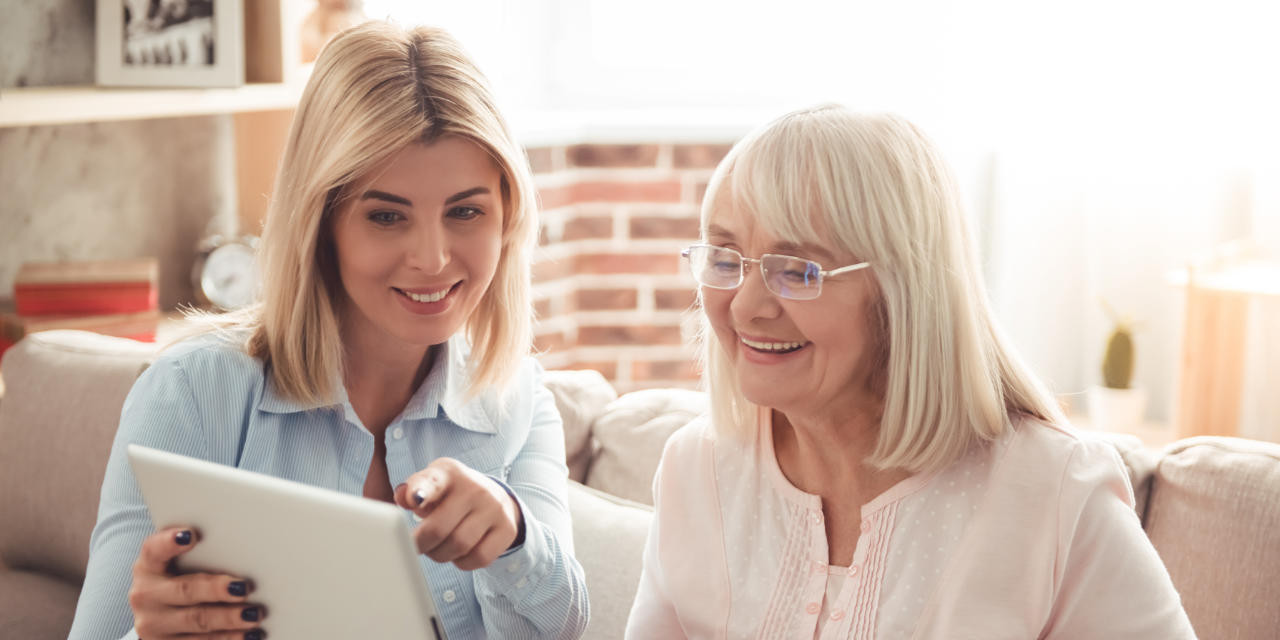 Mutter und Tochter recherchieren mit Tablet PC 