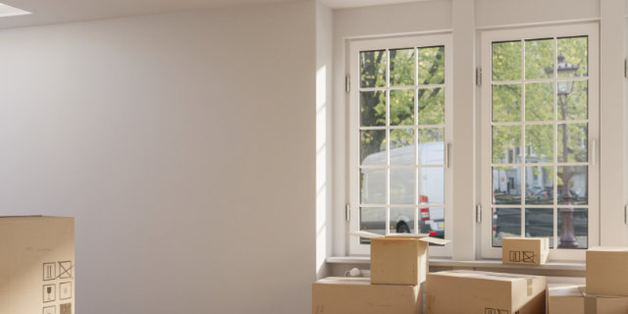 Umzugskartons in leerer Wohnung