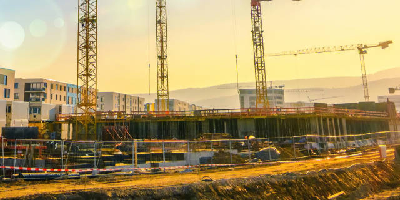 Kräne vor Rohbauten