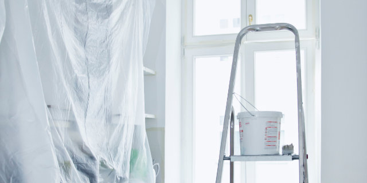 Leiter mit Farbeimer in einem Badezimmer