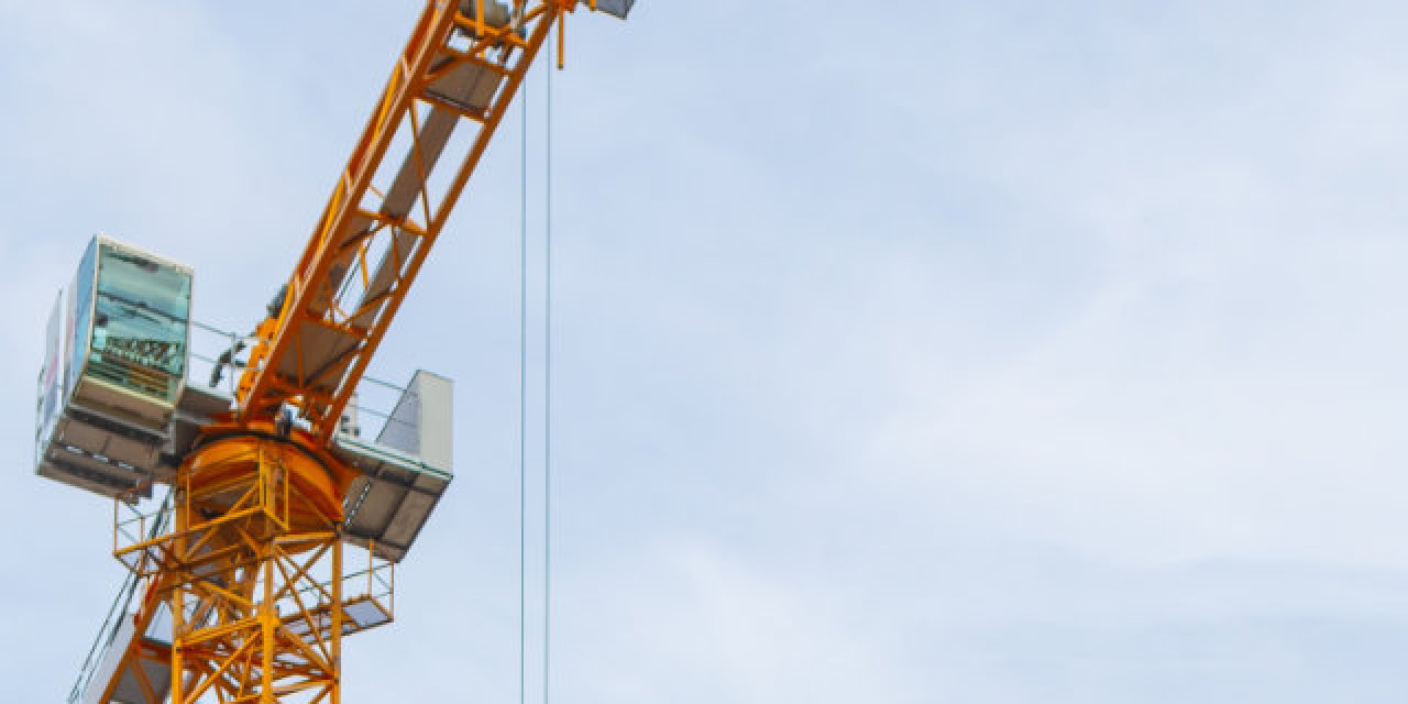 Baukran vor blauem Himmel