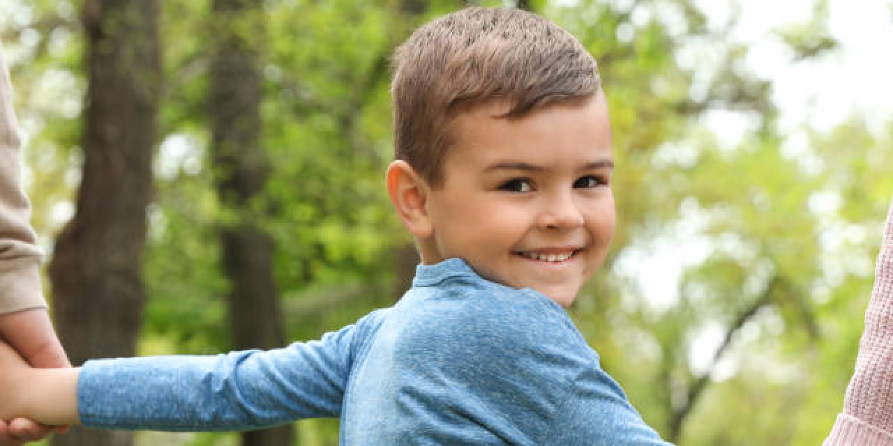 Junge mit seinen Eltern