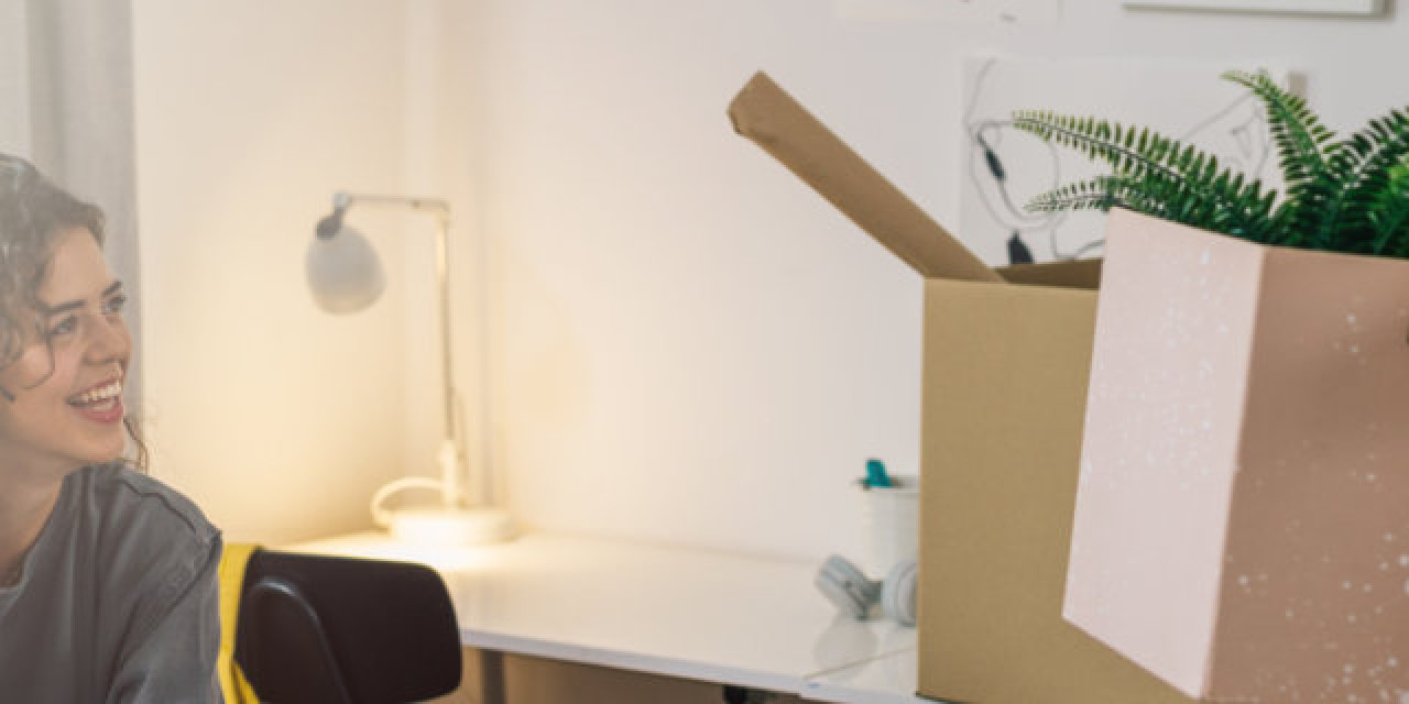 Mitbewohnerin zieht mit Umzugskartons in Wohnung ein