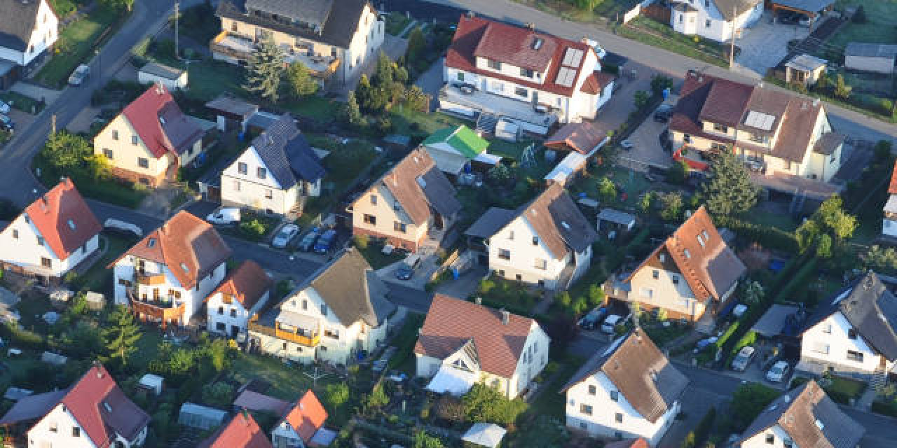 Grundstücke mit Einfamilienhäusern aus der Vogelperspektive