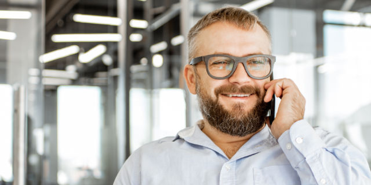 Immobilienverwalter im Büro