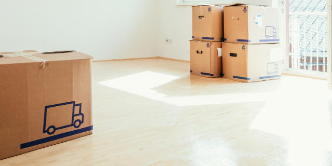 Leere Wohnung mit Umzugskartons