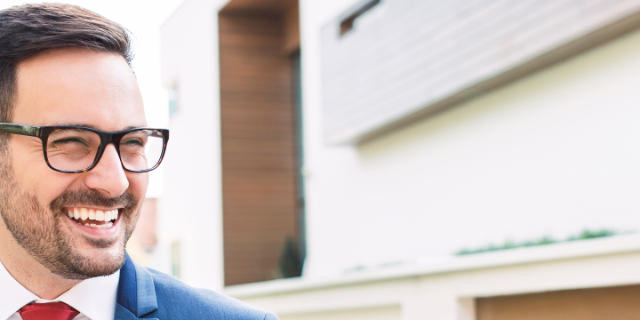 Immobilienverwalter mit Anzug und Krawatte