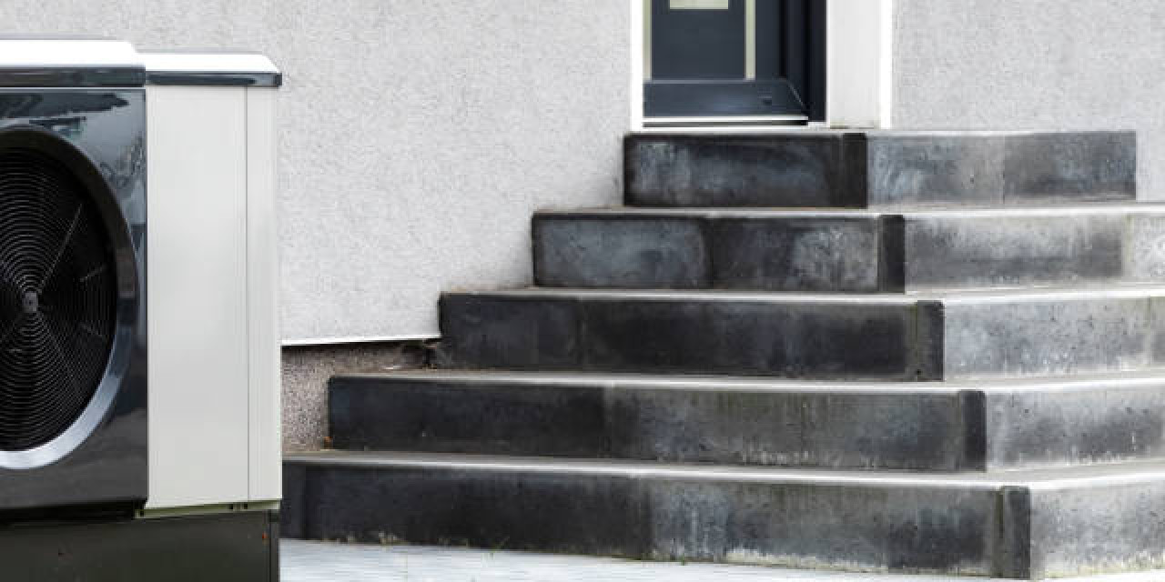 Wärmepumpe neben Hauseingang