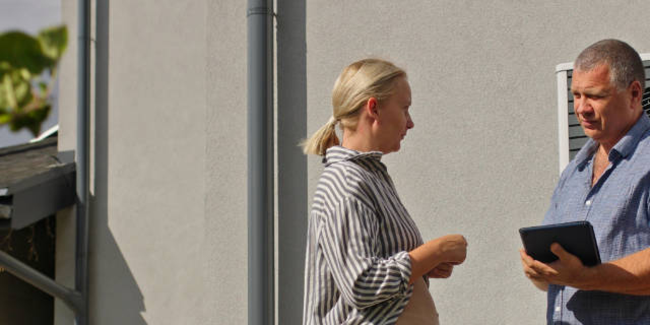 Energieberatung im Garten vor Wärmepumpe