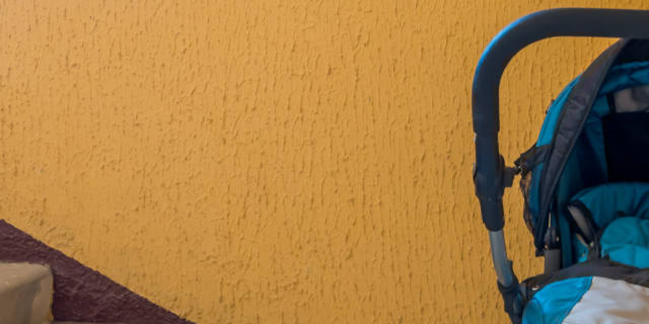 Kinderwagen in Treppenhaus