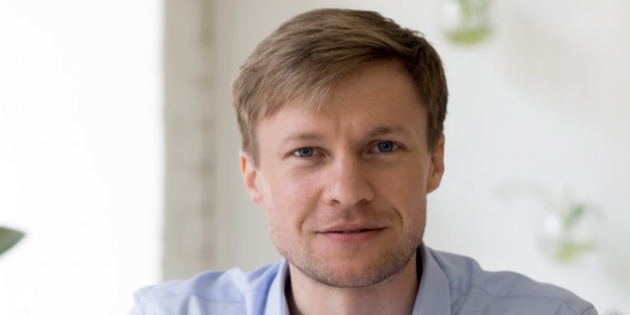 Junger Mann im blauen Hemd: ein privater Vermieter