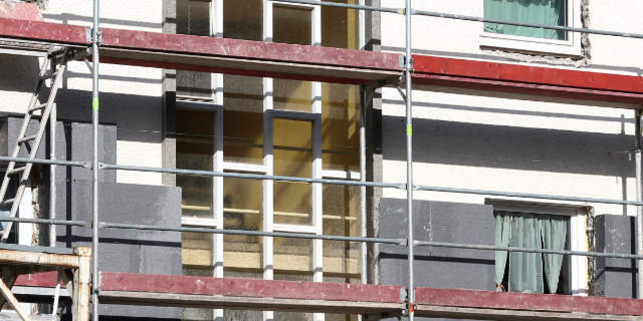 Mehrfamilienhaus mit Gerüst zur Außendämmung