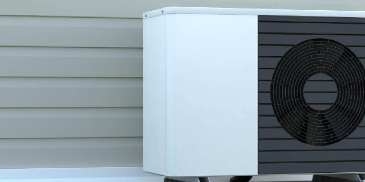 Wärmepumpe vor Hauswand