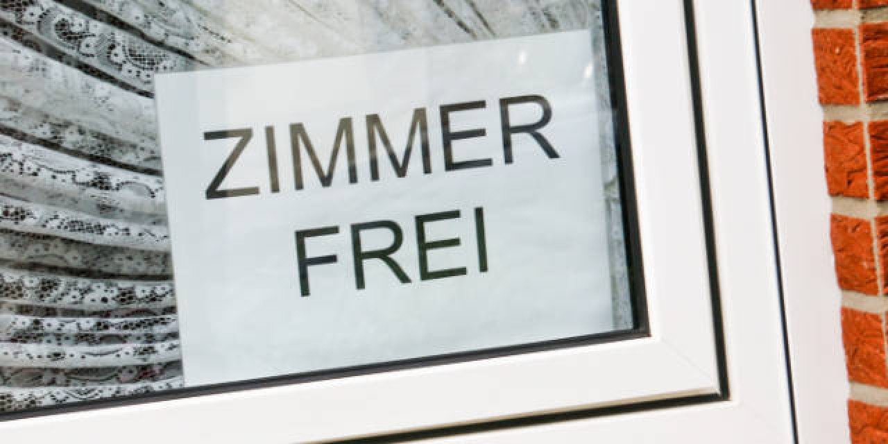 Fenster mit Schild "Zimmer frei"