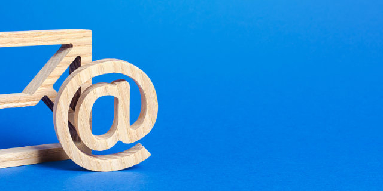 E-Mail Symbole vor blauem Hintergrund
