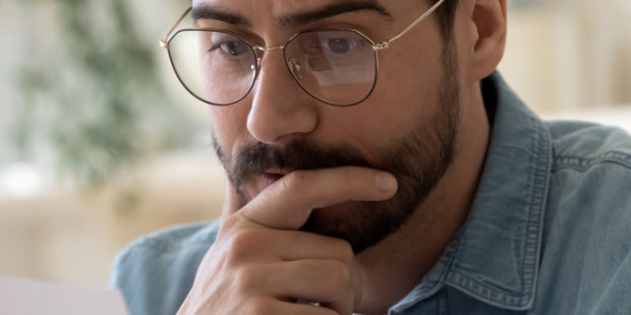 Mann blickt nachdenklich auf Brief mit Mietminderung