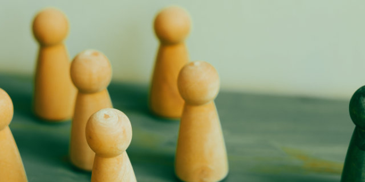 Symbolbild: Farbige Spielfiguren als Abstimmung