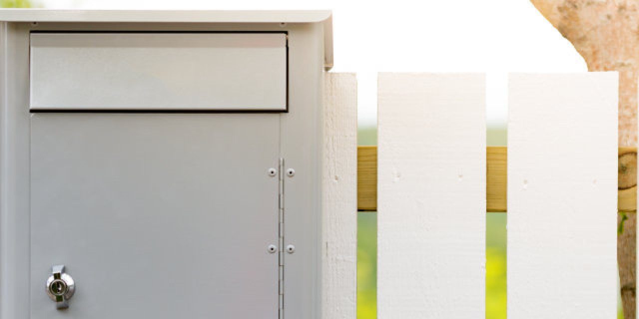 Briefkasten an Holzzaun