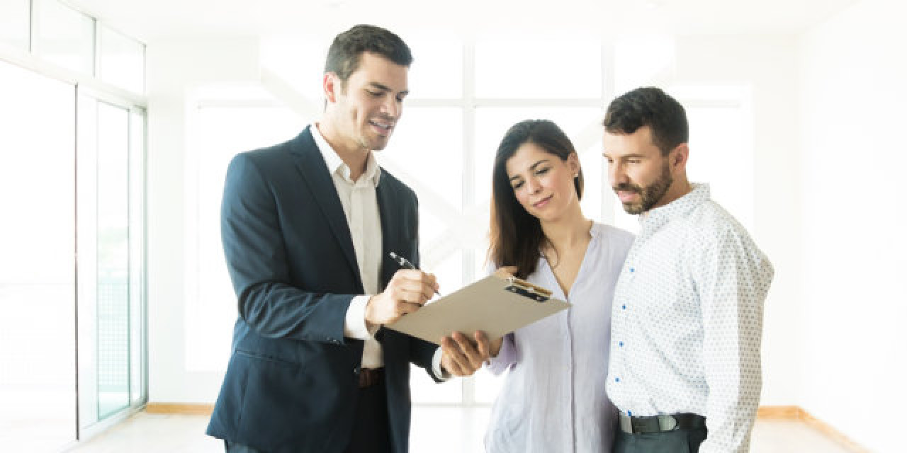 Makler und zukünftige Mieter in Mietwohnung